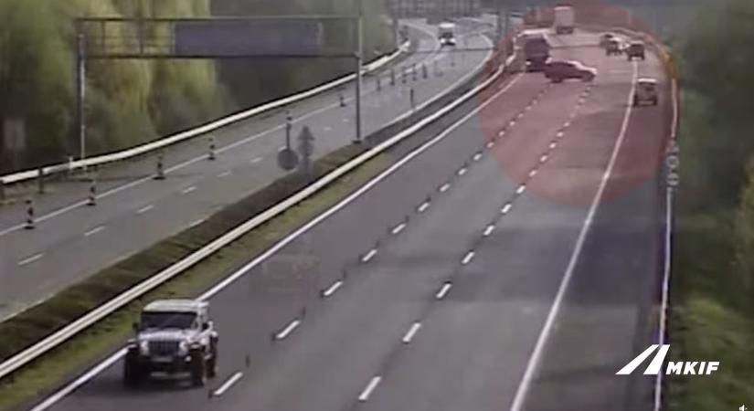 Őrület! Egy komplett terepjárós konvoj fordult forgalommal szembe az M7-esen - videó