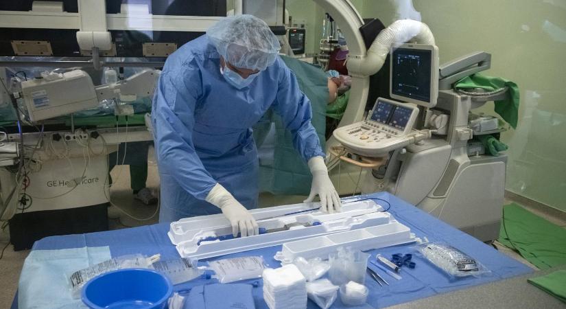 Már fotózzák a dolgozókat az állami kórházak beléptető rendszeréhez