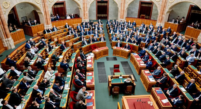 Ellenzéki képviselőket tiltottak ki a magyar parlamentből