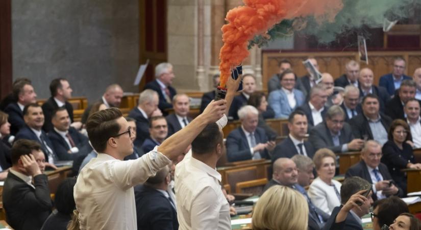 Ez is eljött: kitiltották a parlamentből Hadházy-t és több momentumost