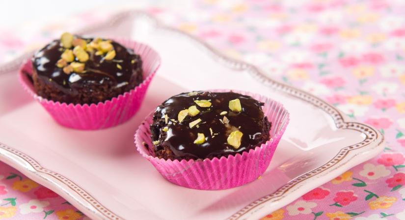 Pisztácia és mandula is került a brownie tésztájába - recept