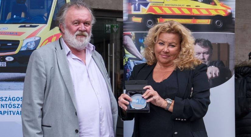 Emlékplakettel mondott köszönetet Csuja Imrének az Országos Mentőszolgálat Alapítvány