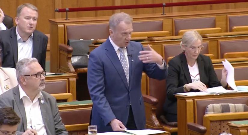 Varju László felszólította Fónagy Jánost, hogy ne rakja el a papírját