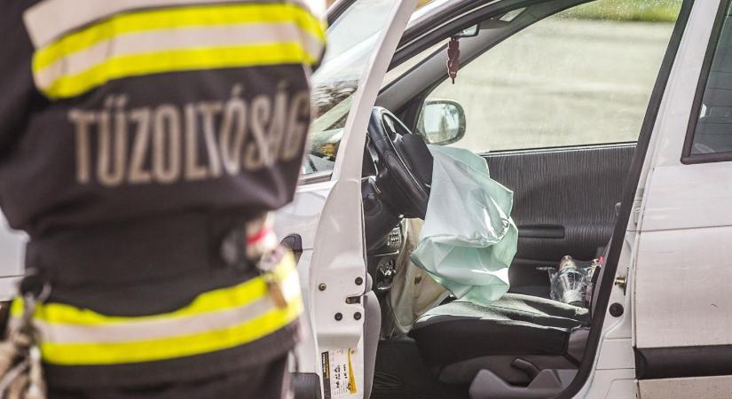 Oszlopnak ütközött egy autó Martonvásár és Ráckeresztúr között