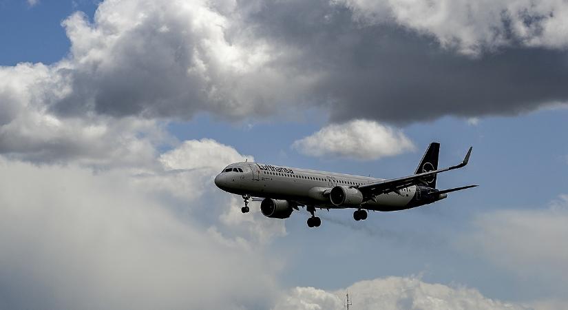 Kemény lépés: a Lufthansa betiltja a parfümöt, a napszemüveget és a cigarettát is a fedélzeten