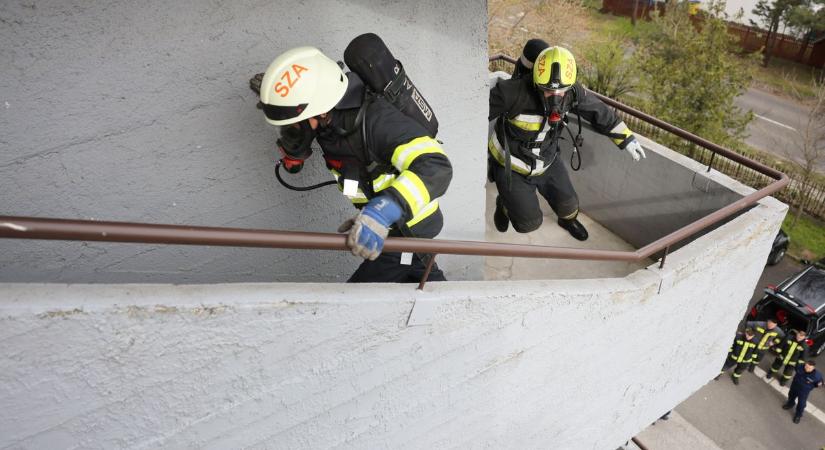 Nem mindennapi helyre szorult a kislány, de egy pillanatig se esett kétségbe