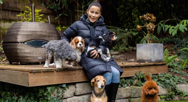 Tornóczky Anita szeretné, ha kisfia kutyák között nőne fel: „4 napos korában betettük egy mózeskosárba, hogy minden kutya oda tudjon menni hozzá”