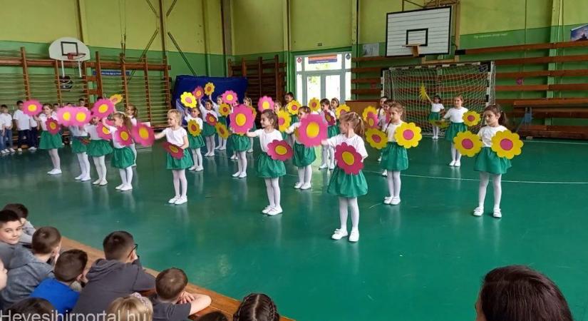 Tavaszköszöntőt tartott a Hevesi Körzeti Általános Iskola (videóval)