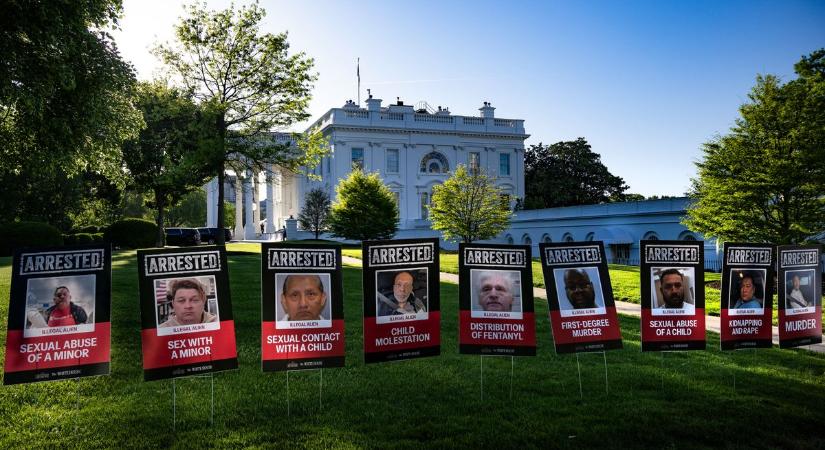 Trump nem viccel: arcképcsarnokot állított ki a Fehér Ház elé a legveszélyesebb bevándorlókból