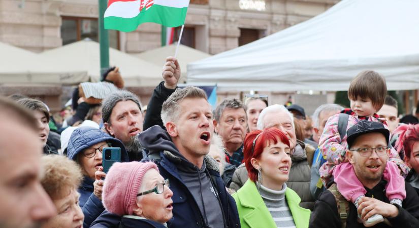 Megnyerte a 2026-os választást a Fidesz: mém- és plakátkampányt indítanak Magyar Péter ellen