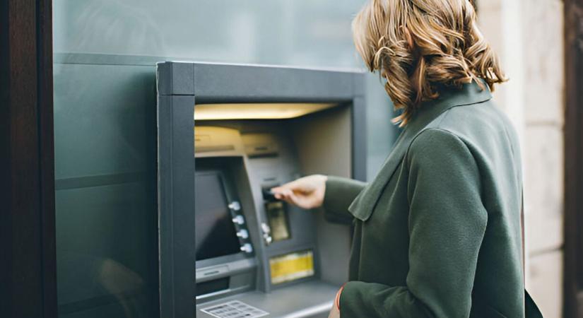 Bankautomatát kap minden település, kedvezőbbé válik a készpénzfelvétel