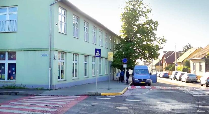 Puszi és Pá! Mától csak addig lehet megállni a solymári és a pilisszentiváni iskola előtt, míg kiszáll a gyerek az autóból
