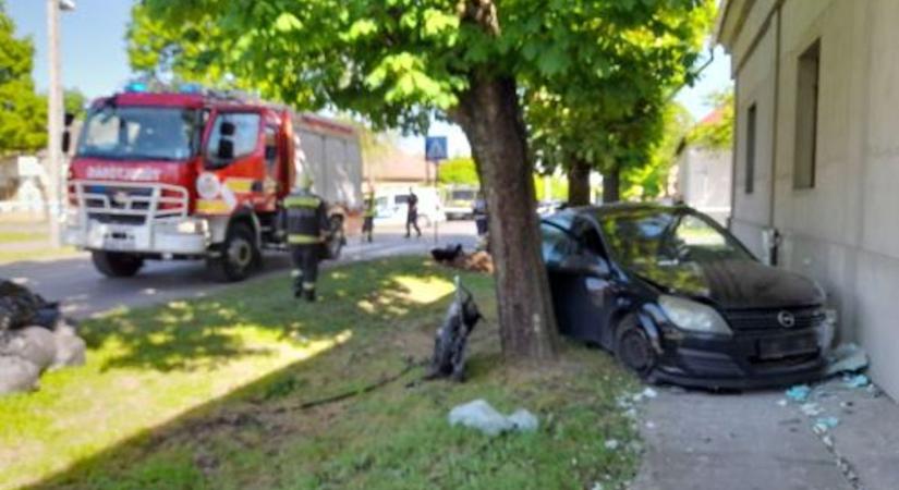 Hírhedt gyorsulási szakaszon csapódott házfalnak a kocsi Szarvason - hét ember megsérült