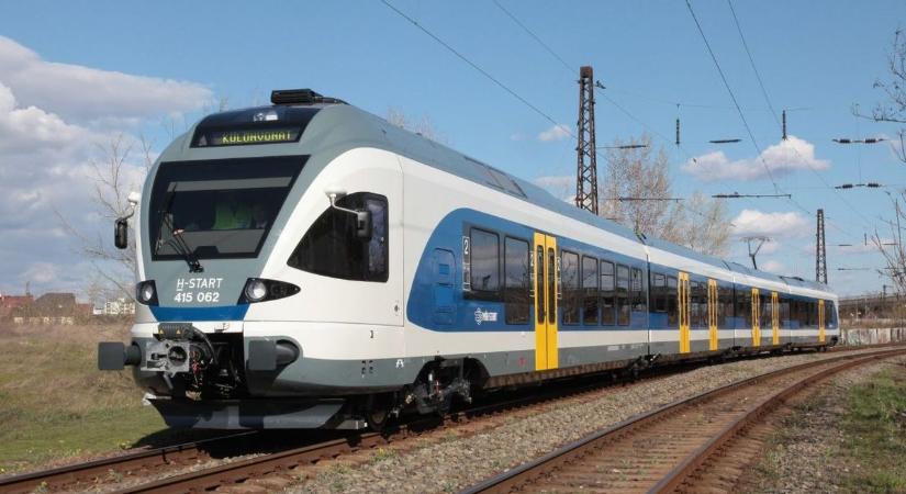 Megjöttek a fotók, így pusztított a tűz a Hevesben kigyulladt motorvonaton!
