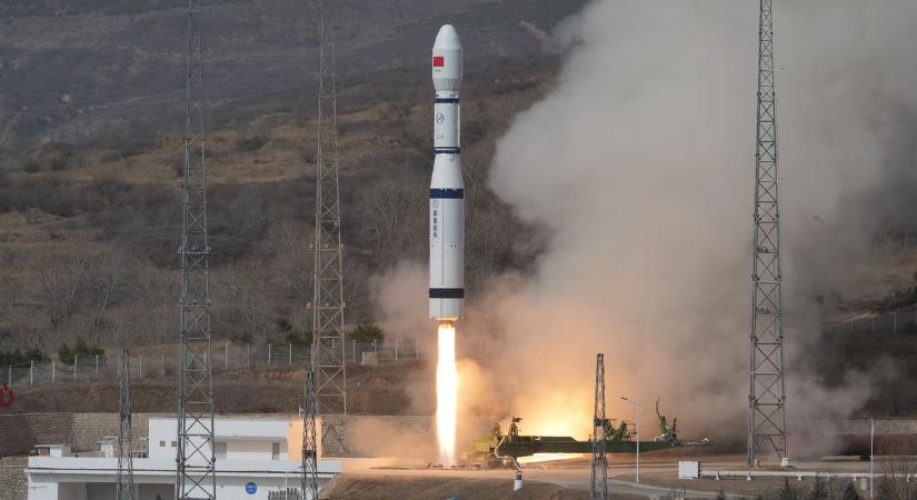 Versenyfutás a Holdért: Kína tartja az ütemtervet, a NASA késlekedik