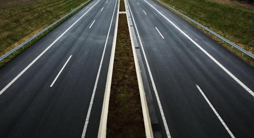 Durrdefekt és szalagkorlátnak csapódás az M3-ason - az egészet kamera rögzítette