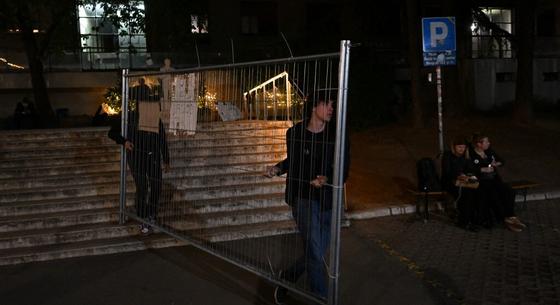 Befejezték blokádjukat az egyetemisták a szerb közmédia épületénél