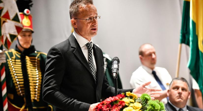 Komárom díszpolgára lett Szijjártó Péter