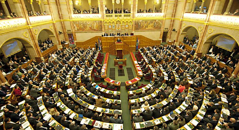 Családtámogatásokkal kapcsolatos törvényjavaslatokról dönthet a parlament