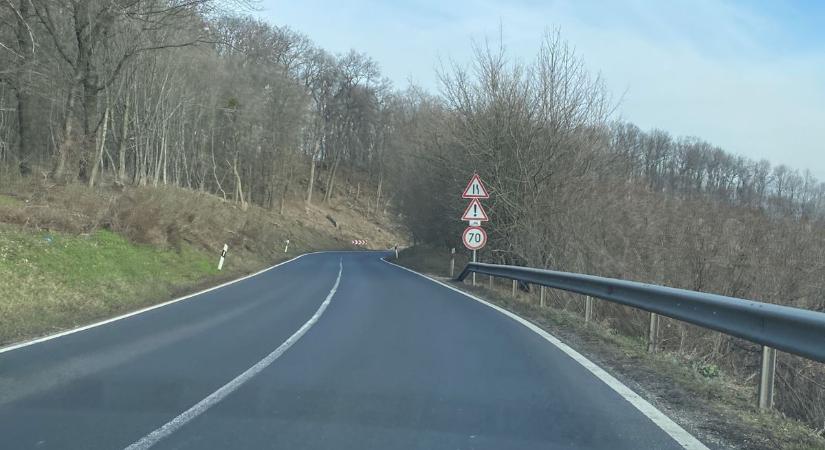 Motorosbalesetek a szerpentinen – Sokan versenypályának nézik, ezért csak a rendőrsorfal segítene? (videó)