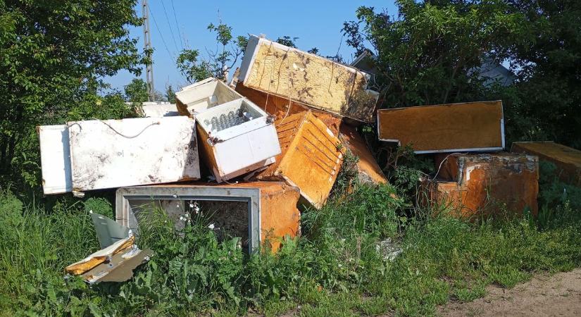Szétbontott hűtők, szégyenteljes látvány: Illegális hulladéklerakás a 63-as főút mellett (Videó)