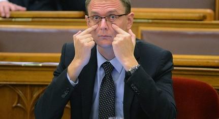 Büntetésből eltiltották a szerepléstől a rendőrt, aki kifogásolta, hogy Rétvári Bence politikai célra használja a fényképét