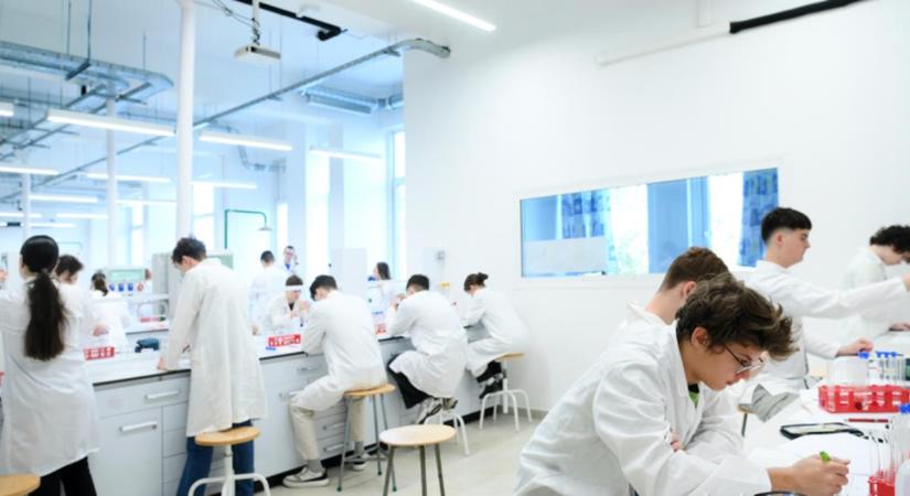 Fiatal kémiatudósok versenyeztek a Debreceni Egyetemen