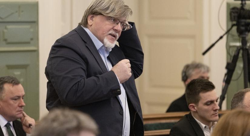 Válasz helyett inkább kiment a közgyűlésről Dézsi Csaba András