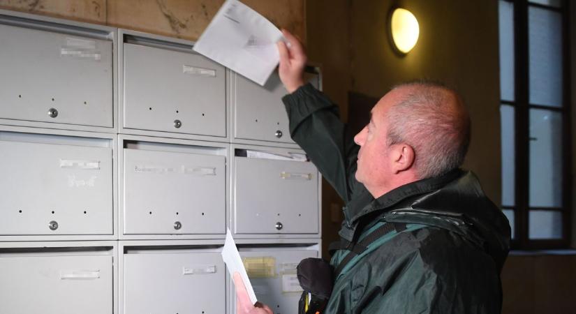 A konzultációt tartalmazó borítékok ellopása bűncselekmény