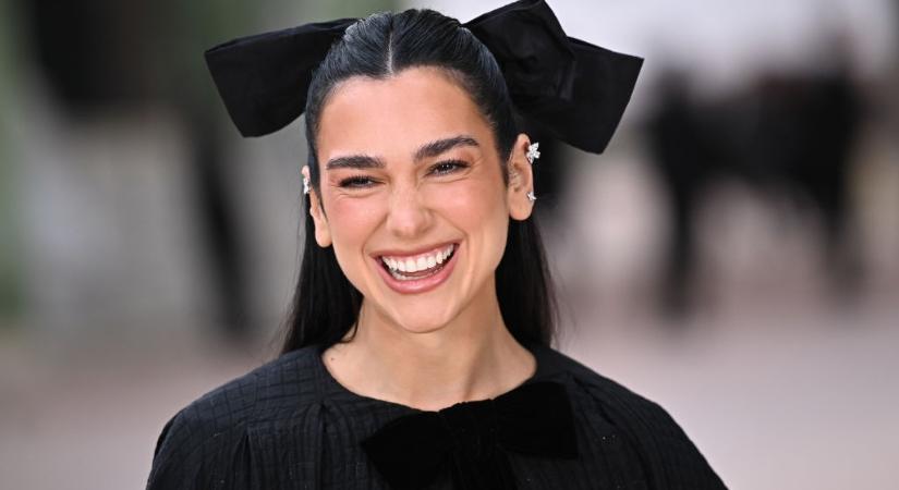 Dua Lipa káprázatos meztelenruhában ragyogott, óriási feltűnést keltett a vörös szőnyegen
