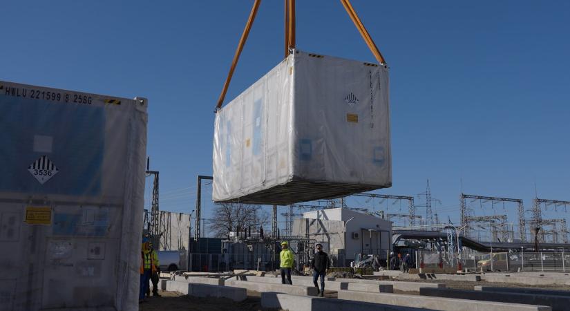 Megérkeztek az energiatárolók a Dunamenti Erőmű telephelyére