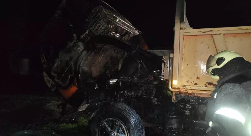 Kigyulladt egy teherautó a huszti járásban