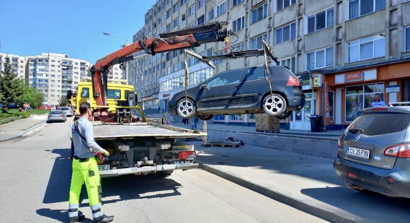 Heves vitába torkollott egy elhagyott autó elszállítása Sepsiszentgyörgyön