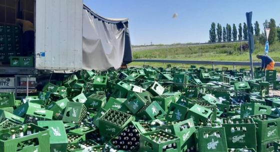 Szomorú fotó készült az M6-osnál: több ezer üveg sörben fürdik az aszfalt