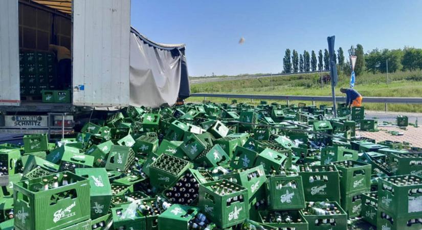 FOTÓK: Több ezer üveg sör ömlött az aszfaltra az M6-os egyik lehajtójánál