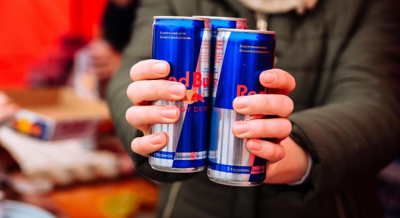 Megszavazták: 18 éven aluliaknak tilos lesz energiaitalt eladni