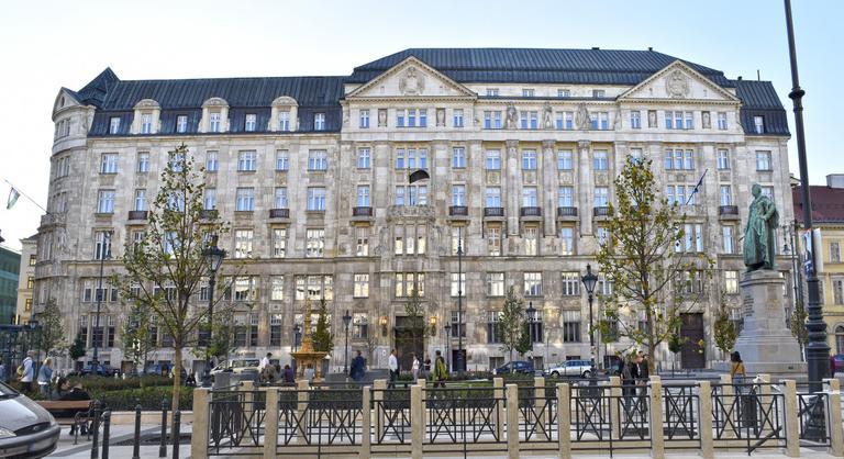 Nemzetgazdasági Minisztérium: Valótlanok a híresztelések, a kormányzat nem rendelt gépjárműveket