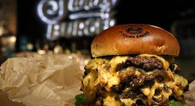 Az első vendégek ingyen kóstolhatják meg a Tuning Burger új, városligeti food truckjánál a hamburgert