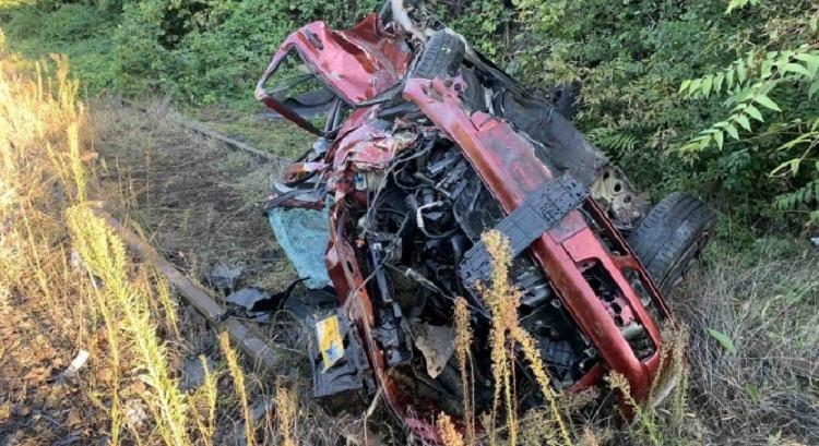 Rendőri hajsza az ámokfutó autótolvaj után: majdnem tragédia történt a sínekre borulva