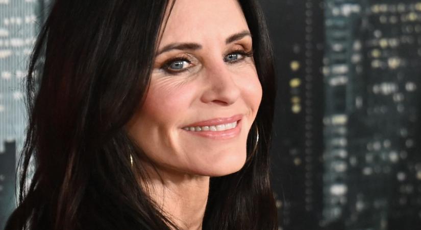 Legyen szellősebb és egyedi! Courteney Cox bravúros, elemes könyvszekrénye a tervezők szerint is igazán eredeti