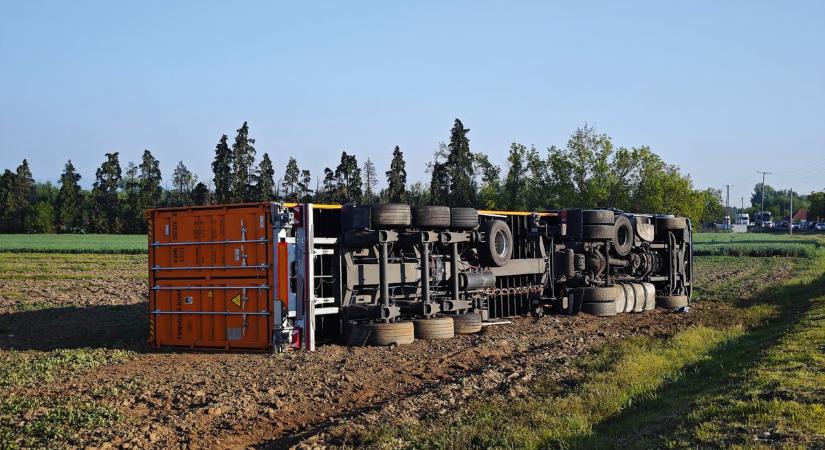Egy másik kamionbaleset is történt kedden Vasban: ezúttal a 84-es főúton