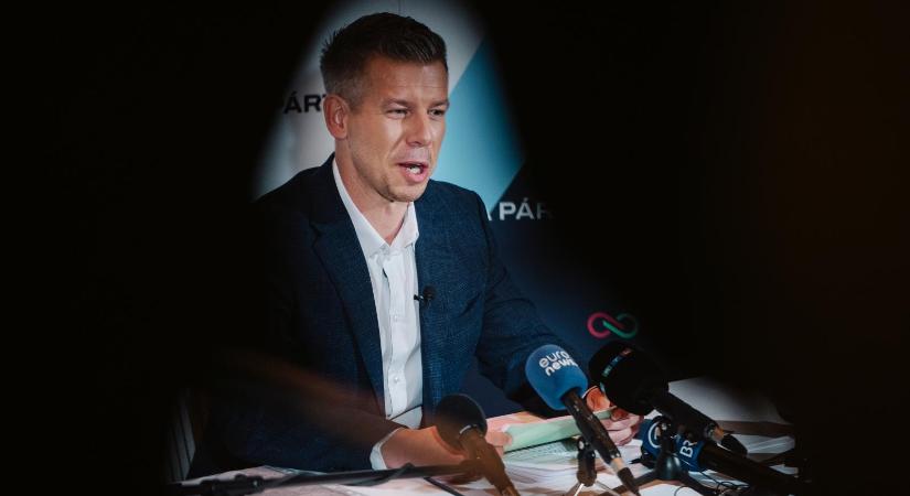 Magyar Péter szerint a fideszes kétharmad egyszerre akarja betiltani őt és Deutsch Tamást