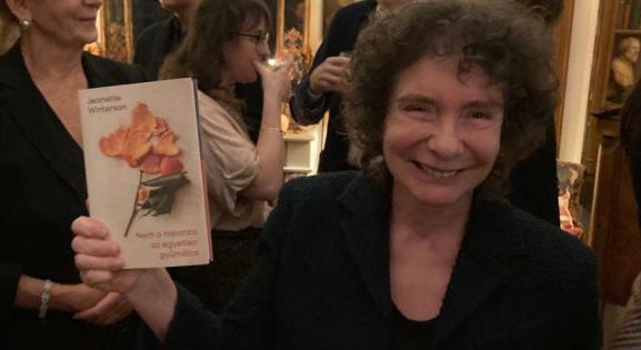 „Anyámtól távol állt az igazságosság; ő vagy utált, vagy szeretett” – rendhagyó felnövéstörténet Jeanette Winterson első regénye