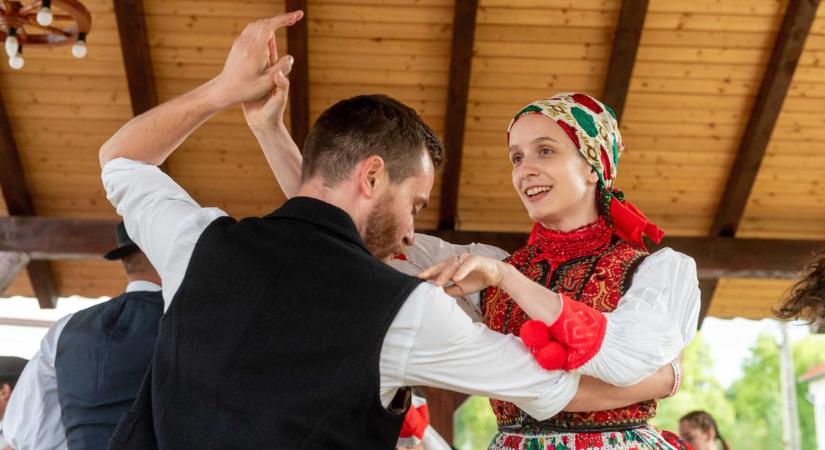 Nagy figurák – íme, a Kárpát-medence legendás néptáncosai! (videó)