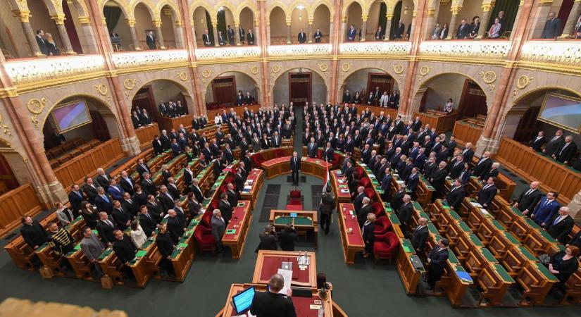 A világon egyedülálló adócsökkentést fogadott el a parlament
