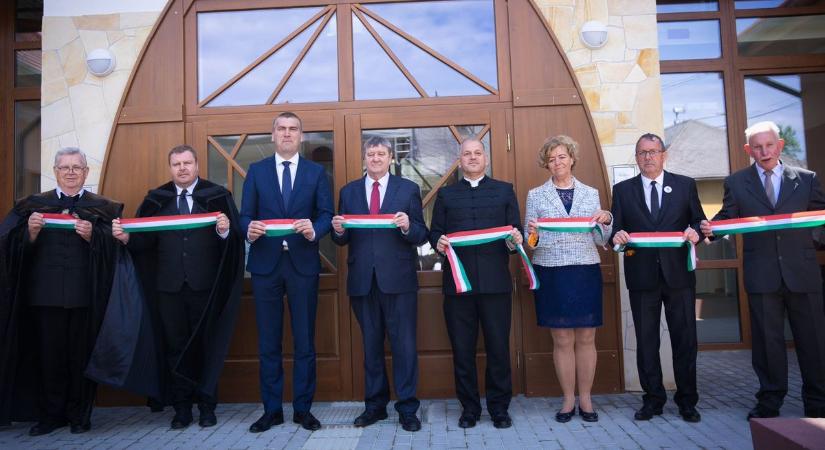 Új iskolaépületet adtak át Mezőcsáton