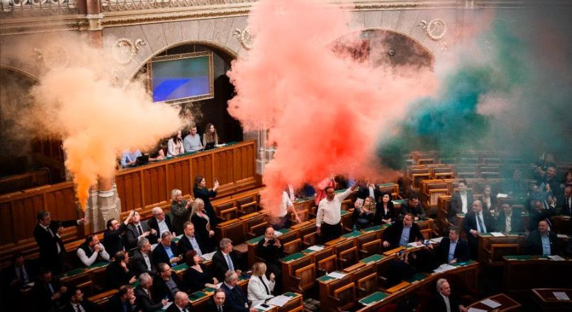 Megszavazta a parlament a momentumosok és Hadházy kitiltását