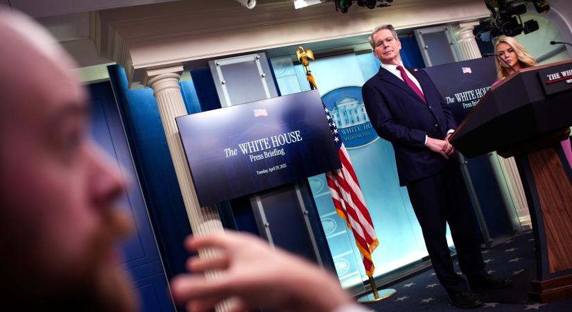 Bevallotta Trump jobb keze, mi az elnök valódi stratégiája a káoszteremtéssel