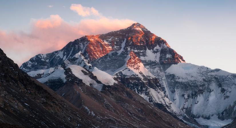 Szigorú korlátozásokat vezethet be Nepál: csak ezek a hegymászók mászhatják meg a Mount Everestet
