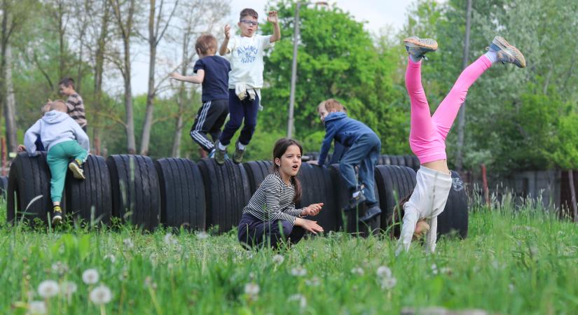 Ezer nagyatádi iskolás a 63. Bázison